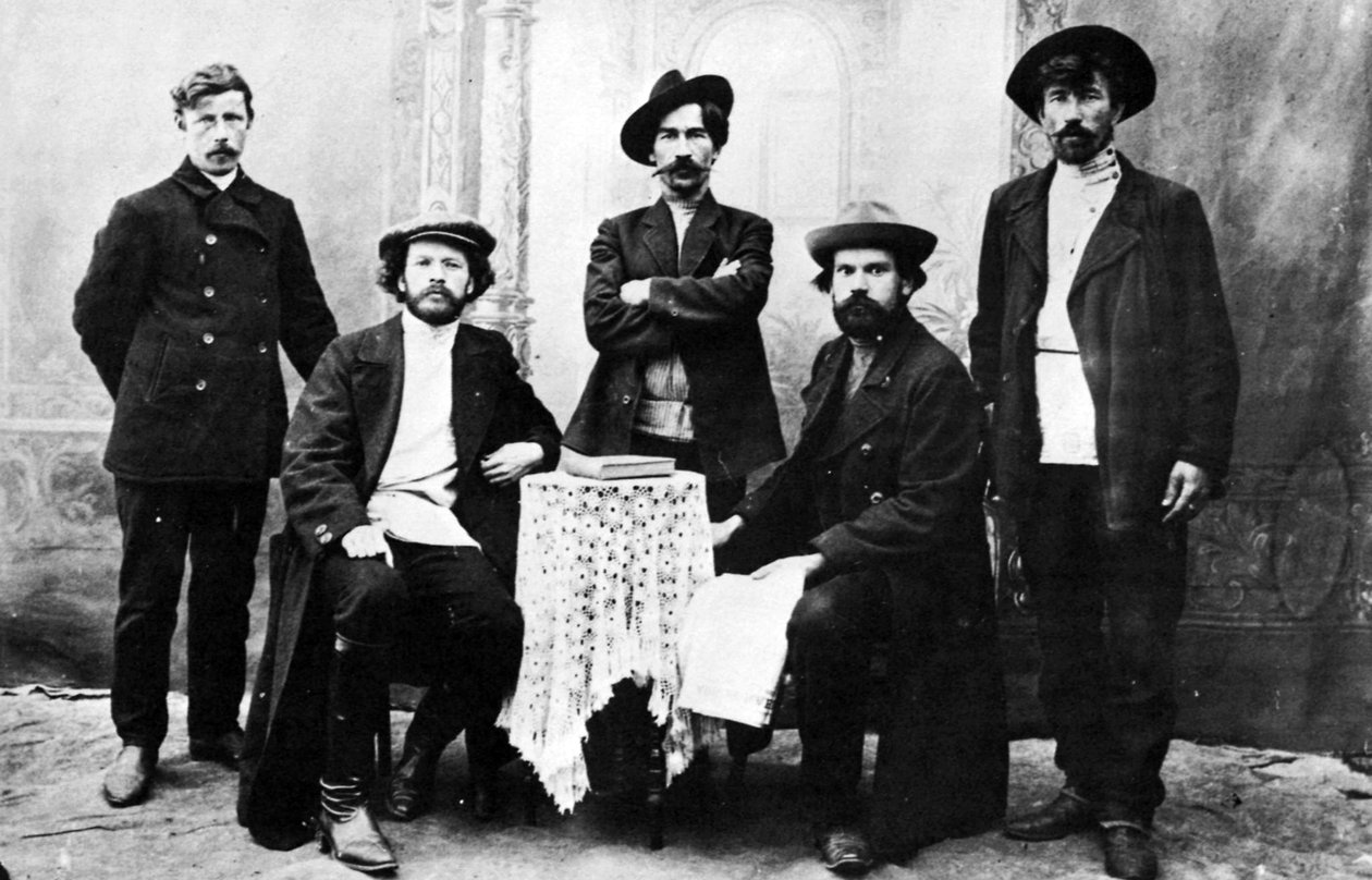 Členové ruské teroristické skupiny, Narodnaja Volja, kolem 1870-80 (čb foto) od Russian Photographer