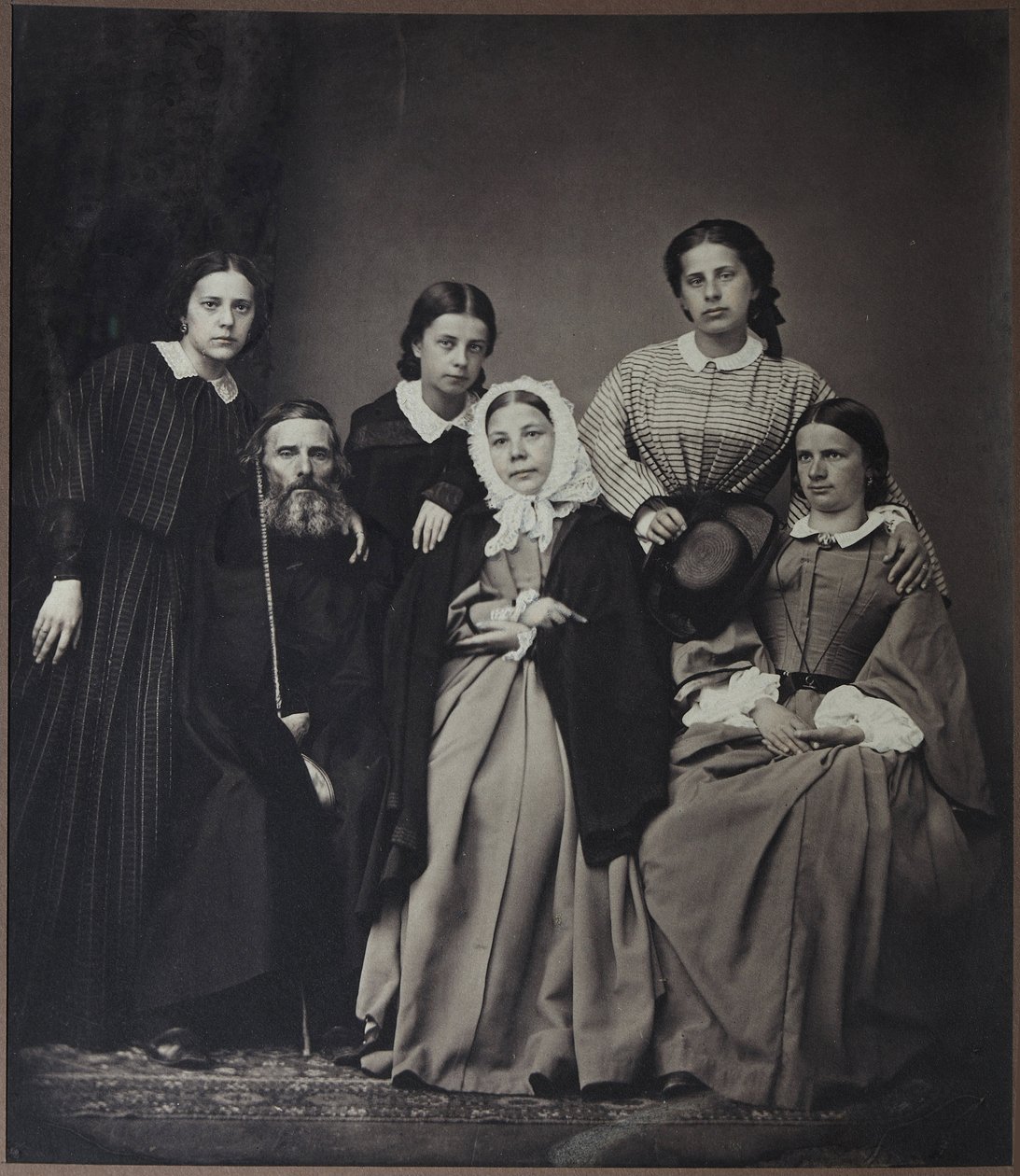 Portrét autora a lexikografa Vladimíra Dahla (Dal) (1801-1872) s rodinou (jeho manželkou Jekatěrinou Lvovnou Sokolovou (1819-1872) a dcerami), Anonym. Foto albuminu od Russian Photographer