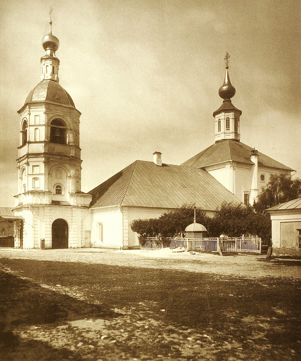 Kostel Nejsvětější Trojice (eglise de la Trinite source de vie) na Arbatu v Moskvě. Foto albuminu od Russian Photographer