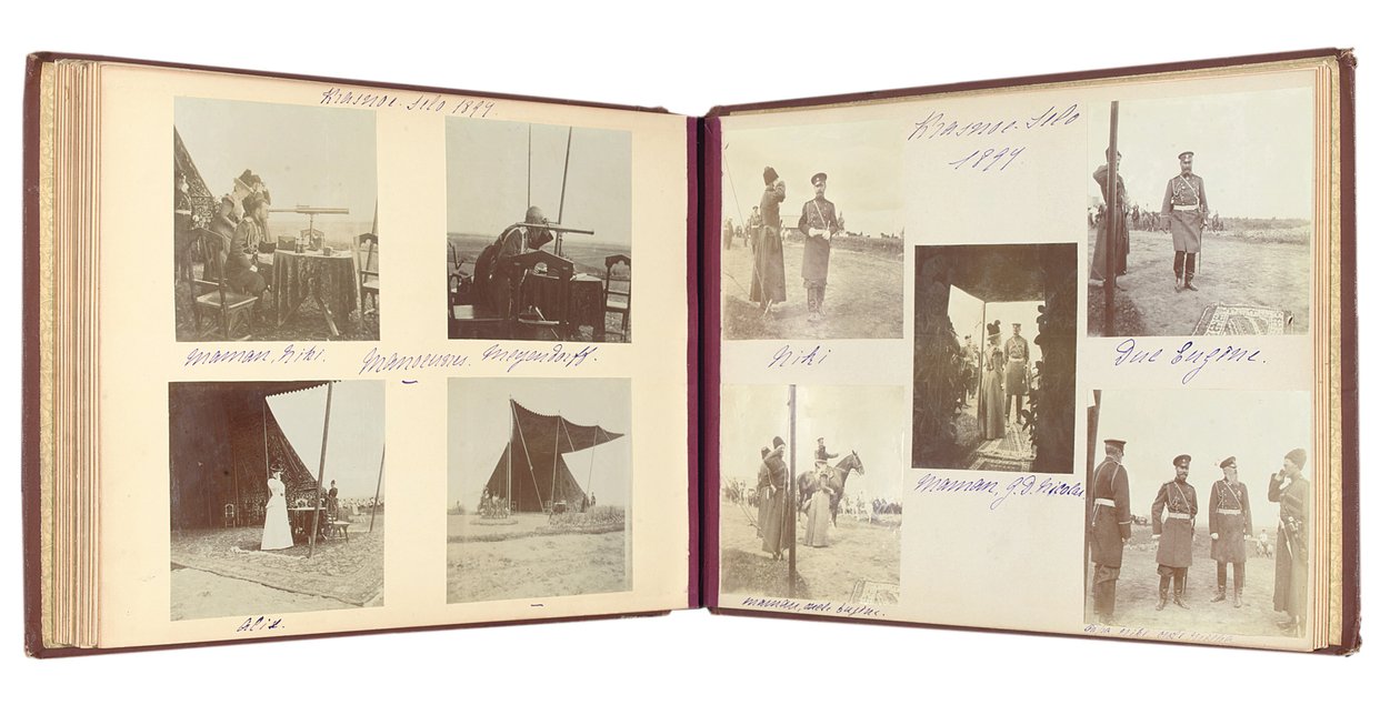 Ruská císařská rodina, stránka z alba fotografií, cca 1897-99 (černobílá fotografie) (viz také 487673-80) od Russian Photographer
