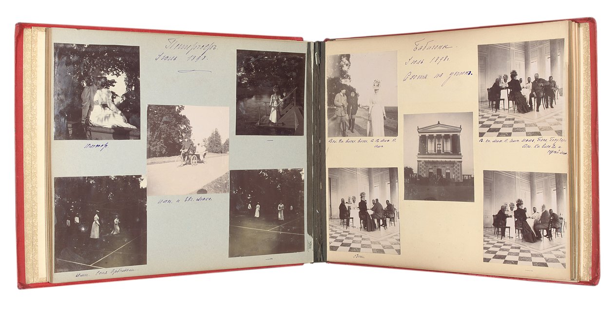 Ruská císařská rodina, stránka z alba fotografií, cca 1897-99 (černobílá fotografie) (viz také 487673-80) od Russian Photographer