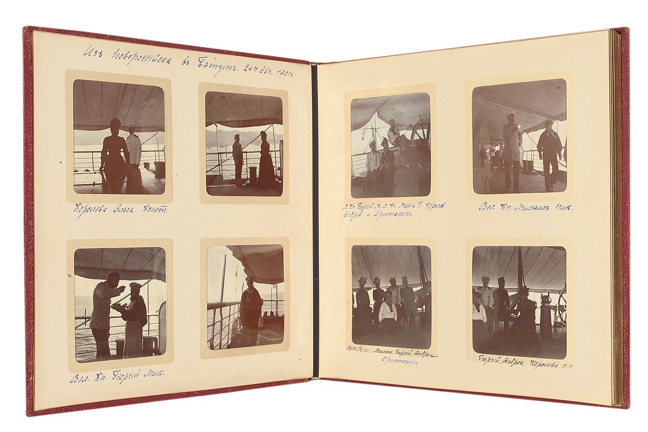 Ruská císařská rodina, stránka z alba fotografií, cca 1897-99 (černobílá fotografie) (viz také 487673-80) od Russian Photographer