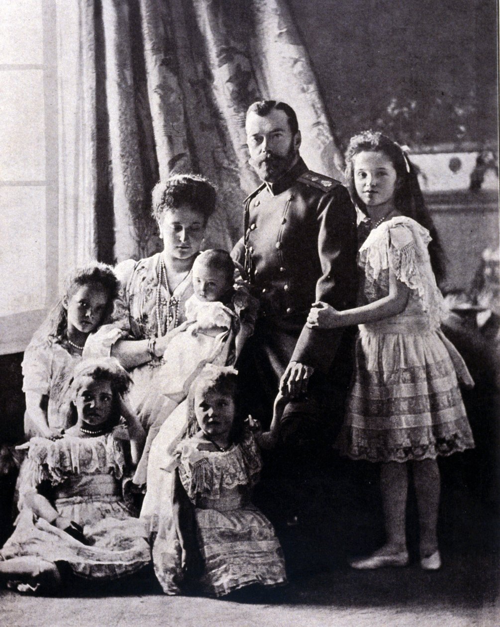 Rodina cara Mikuláše II. (1868 - 1918). Zleva doprava: velkovévodkyně Tatiana narozená 11. června 1897; velkovévodkyně Mary narozená 27. června 1899; velkovévodkyně Alexis narozená 12. srpna 1904; Zapůsobit na Alexandru Fjodorovnu; car Mikuláš II.; Velkokn od Russian Photographer