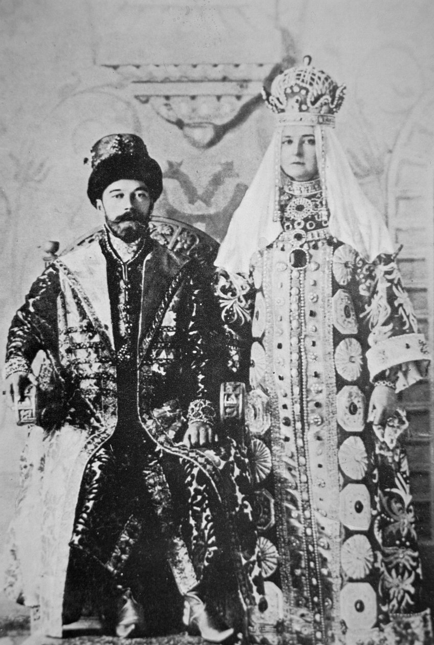 Car Nicholas II a Tsaritsa Alexandra v úplných korunovačních klenotech, květen 1896 (černobílá fotografie) od Russian Photographer