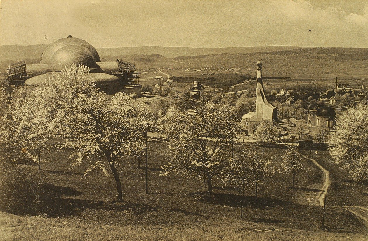 Pohled na Goetheanum a teplárnu od Russian Photographer