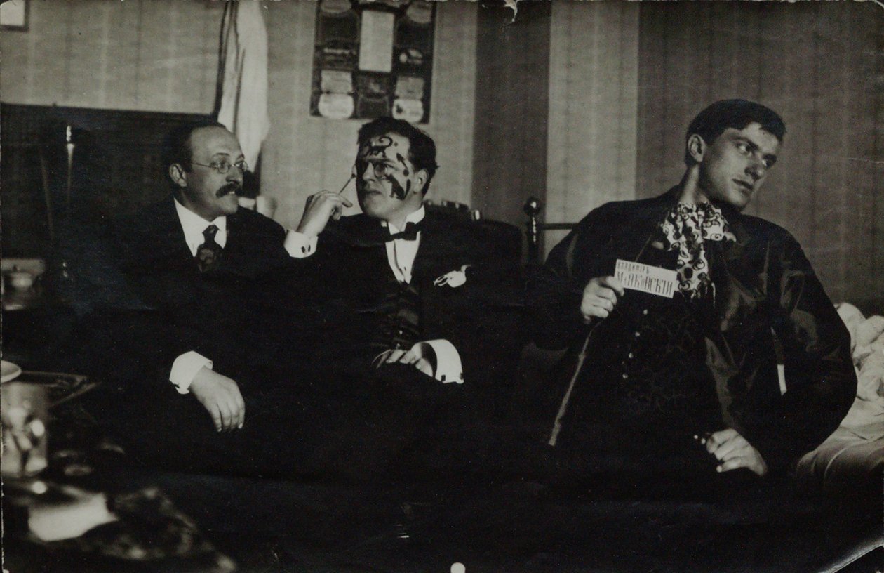Vladimir Mayakovsky (vpravo) s Davidem Burlyukem (uprostřed) a Andrei Shemshurin, 1914, Moskva od Russian Photographer