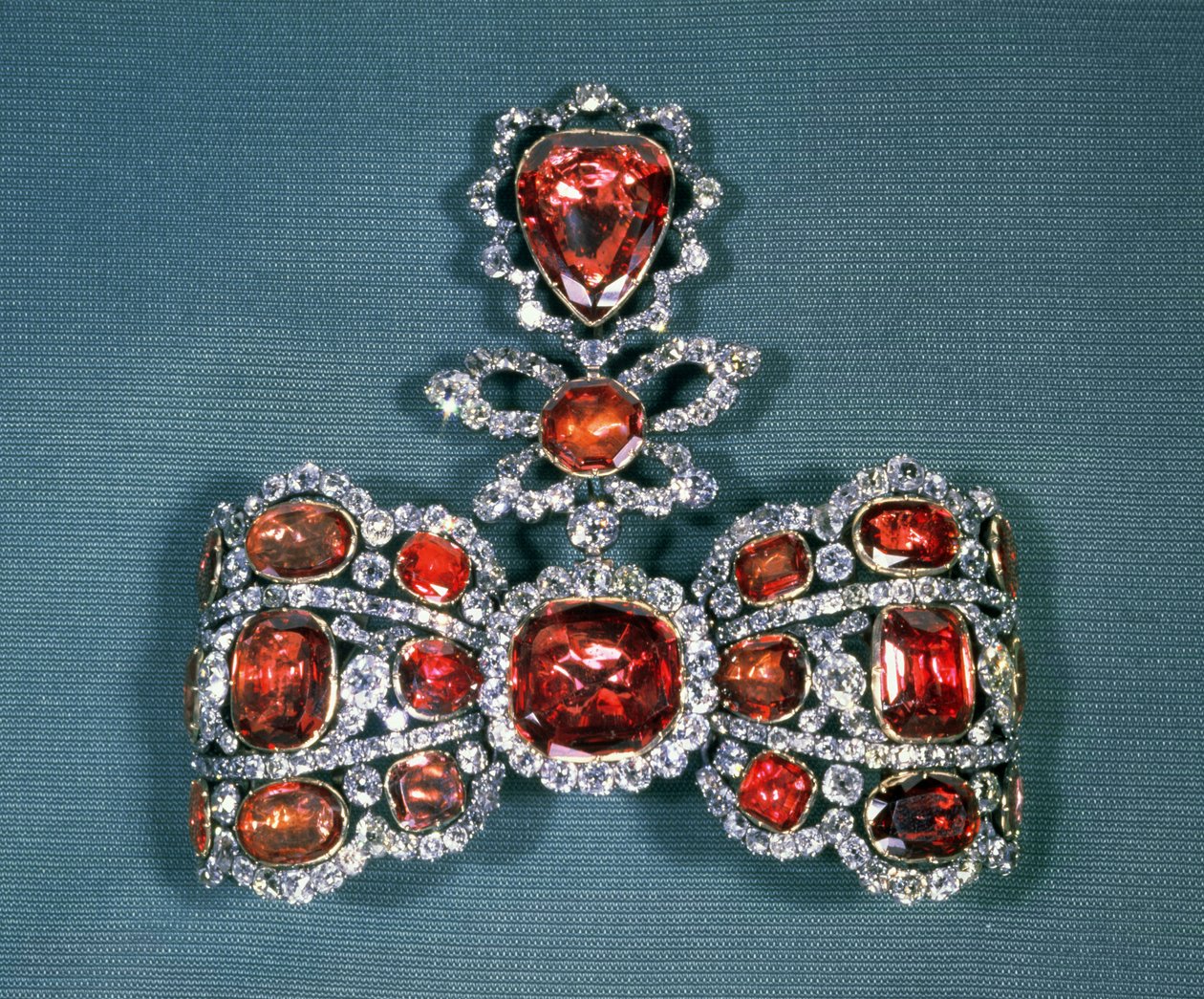 Brož s mašlí s briliantovými broušenými diamanty a spinely, od Pfisterer, 1764 (zlato, stříbro, diamanty a spinely) od Russian School