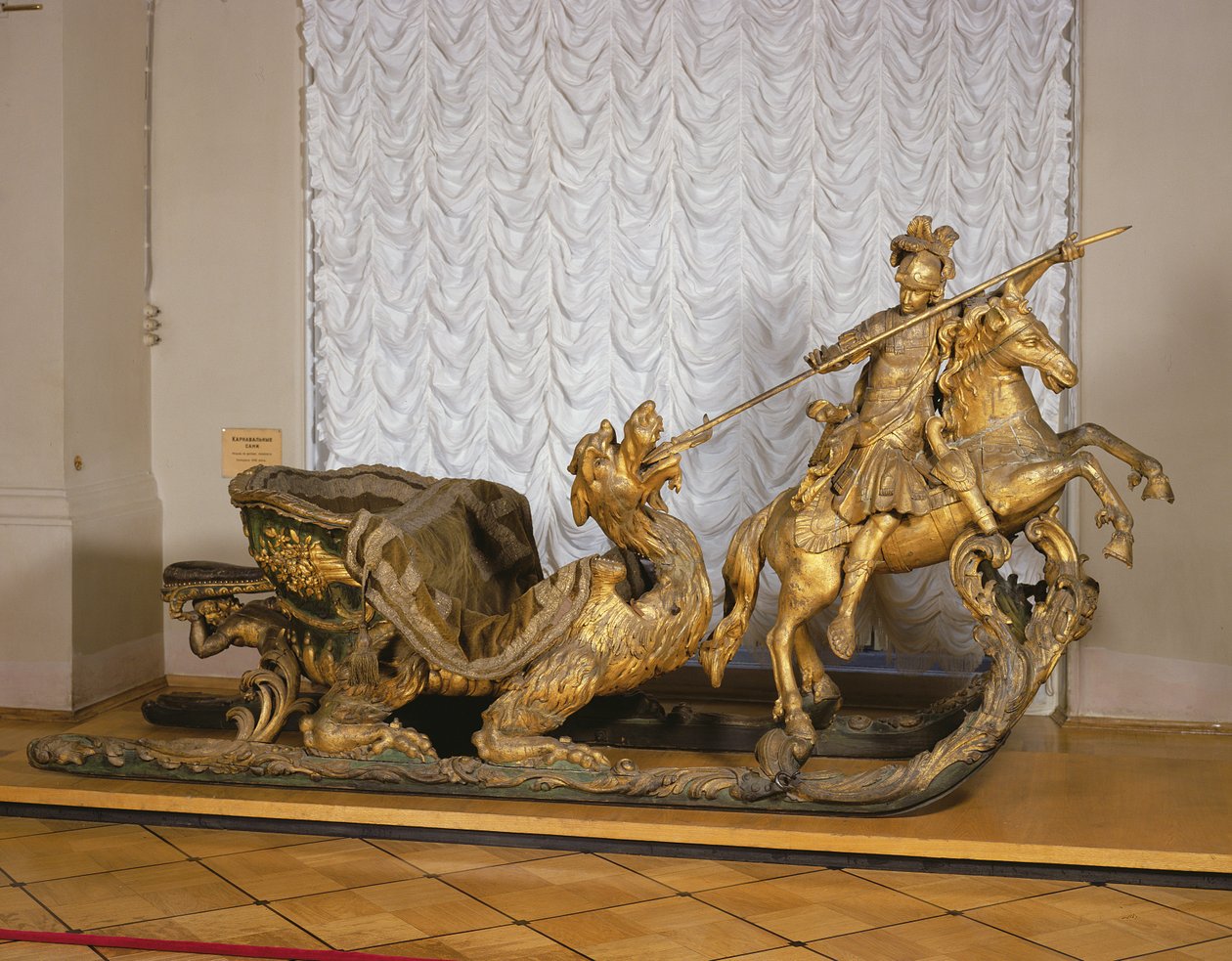 Karnevalové saně s postavou svatého Jiří (dřevo a plátkové zlato) od Russian School