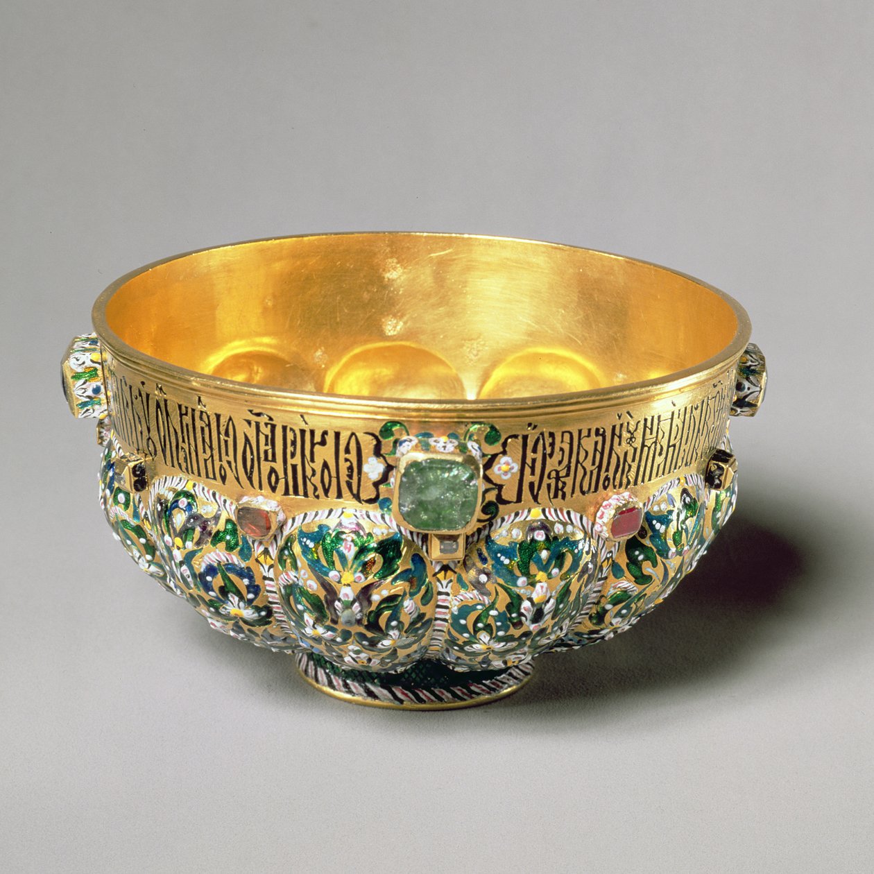 Reliéfní sada mísy s drahokamy z kabouchonu a polychromovaným zdobením, 1653 (zlato s drahými kameny a perlami) od Russian School