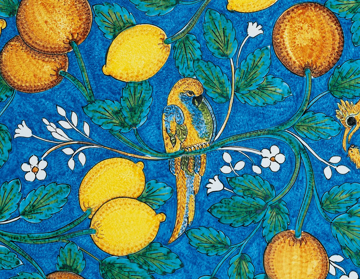 Citrusové plody, květiny a ptáci na modrém pozadí, dekorativní detail ze stolu, majolika z lávového kamene, manufaktura Salvatore Gurreri, Caltagirone, Sicílie, Itálie, 20. století od Salvatore Gurreri manufacture