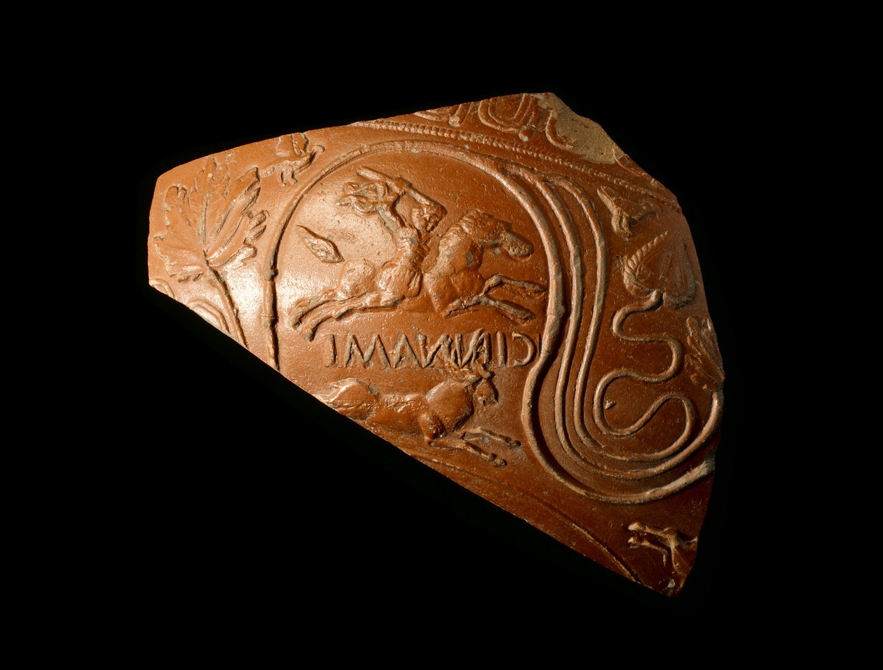 Fragment mísy zdobený mužem lovícím jelena, razítkem výrobce Cinnamus, z římského naleziště v Newsteadu, 140-80 n. l. (keramika) od Samian Samian