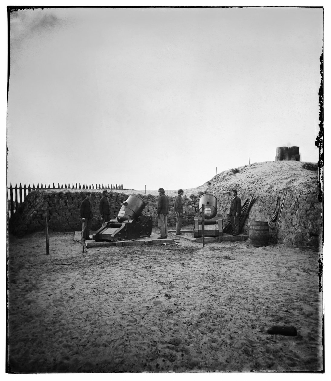Federální 10palcová minometná baterie na Morris Island, SC, 1865 od Samuel A. Cooley