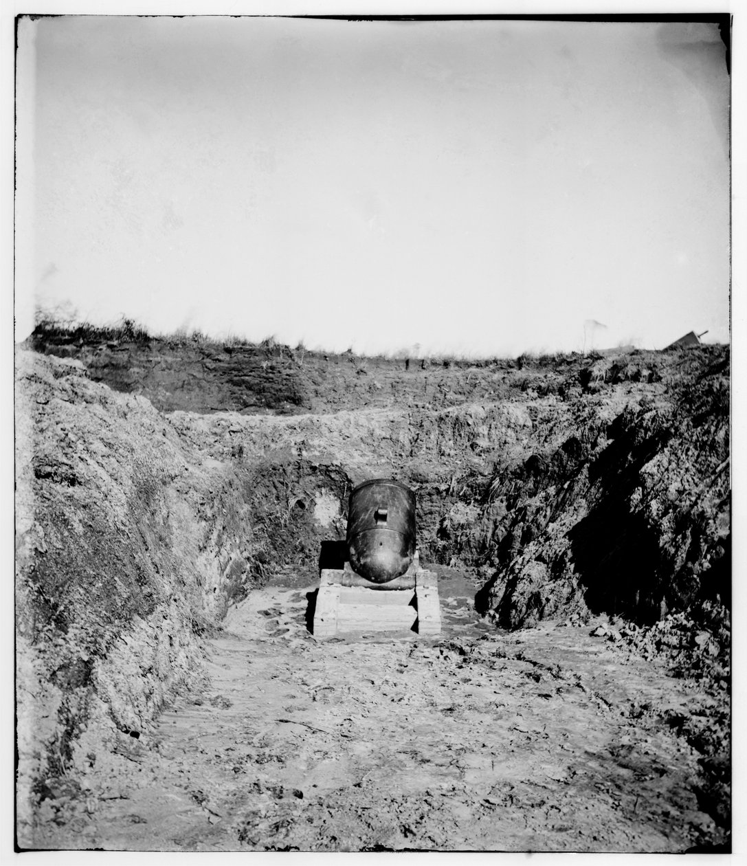 Mired Confederate minomet ve Fort McAlister, poblíž Savannah, Georgia, 1864 od Samuel A. Cooley