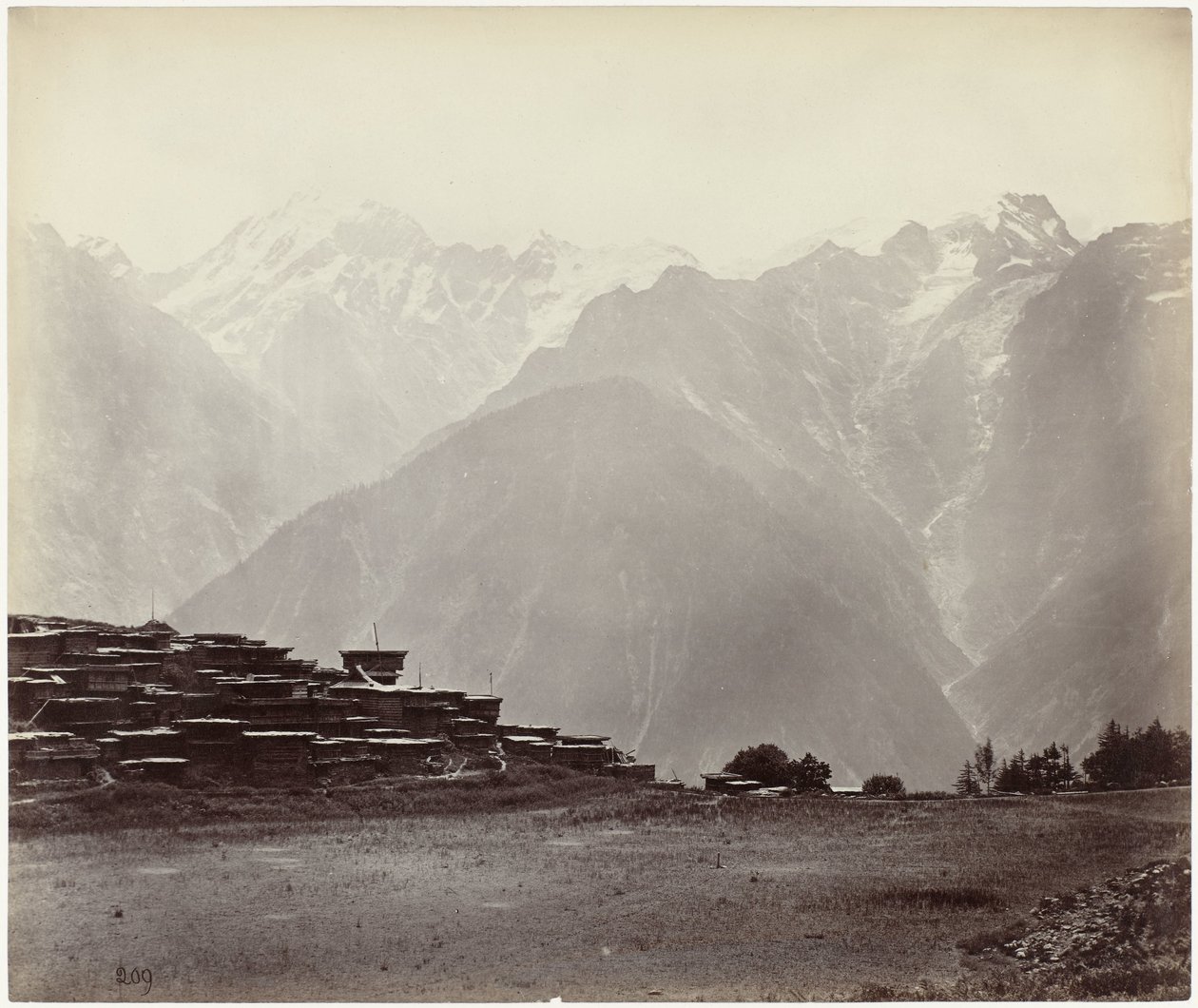 Pohled na Chini s Himalájemi v pozadí Panoramatický výhled na Chini (původní název) od Samuel Bourne (attributed to)