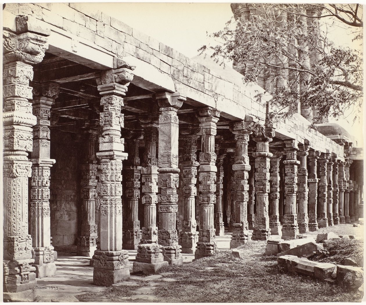 Kolonáda se setkala s ornamenten aan de basis van de Qutb Minar v Dillí Kolonáda Hindoo Pillars, v Kútub, East Side (původní název na objektu) od Samuel Bourne (signed by artist)