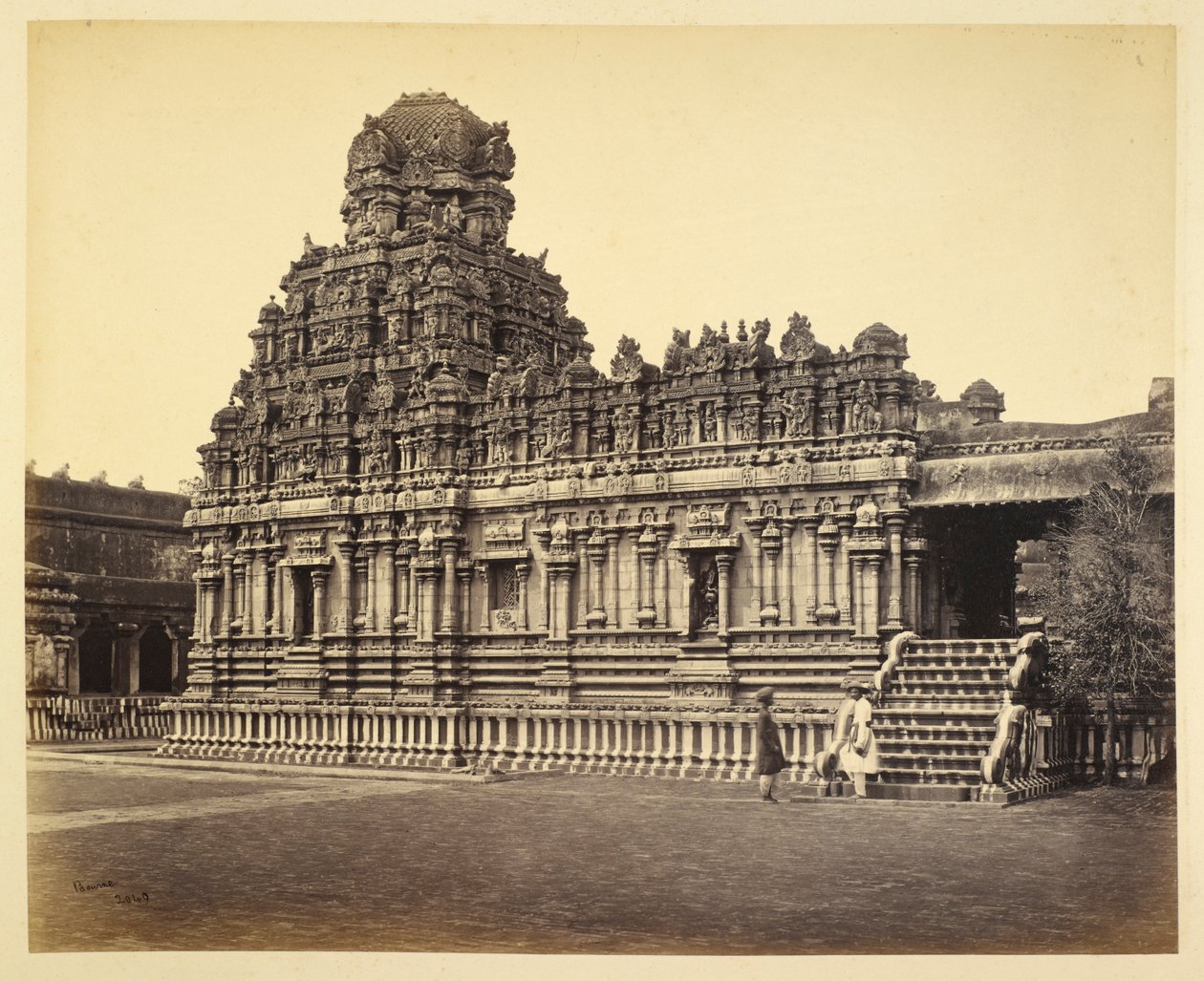 Pohled na chrám Subrahmanya poblíž pagody, Tanjore od Samuel Bourne