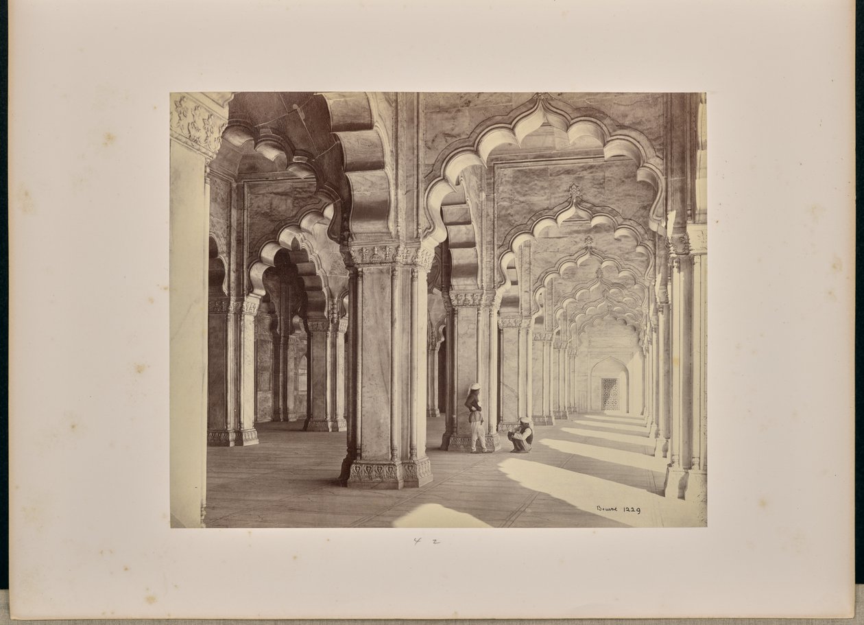 Agra; interiér Moti Masjid s mramorovými saracénskými oblouky a sloupy od Samuel Bourne