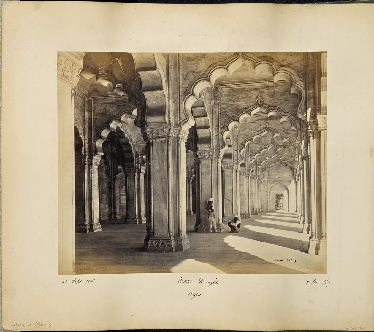 Ágra; interiér Motee Musjid s mramorovými saracénskými oblouky a sloupy od Samuel Bourne