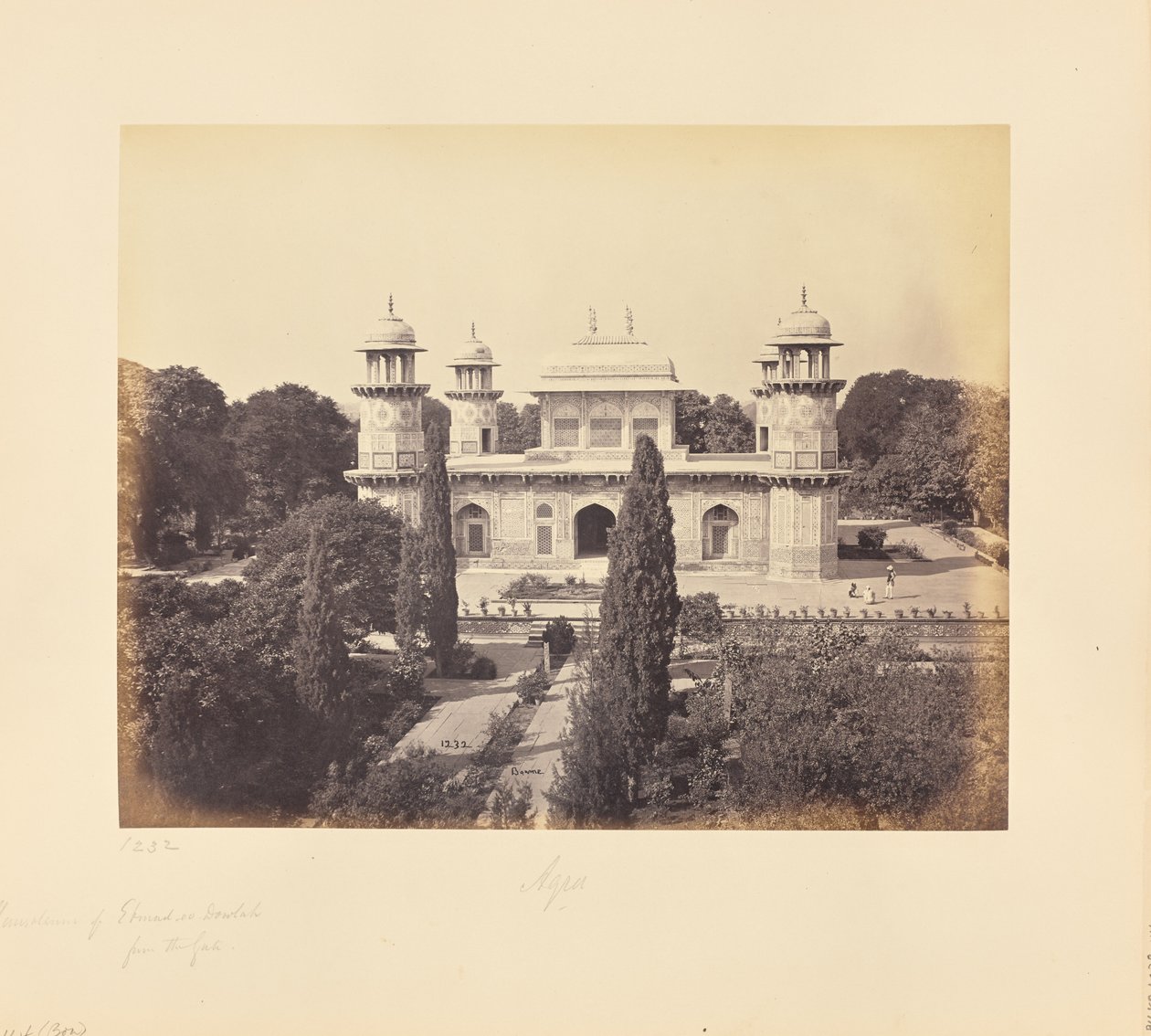 Agra; mauzoleum prince Etmada-Dowlaha, od brány od Samuel Bourne