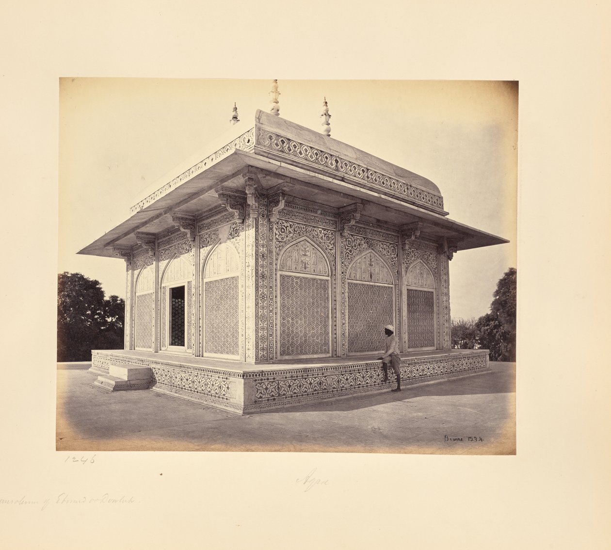Agra; mauzoleum prince Etmad-Dowlah, mramorová kupole od Samuel Bourne