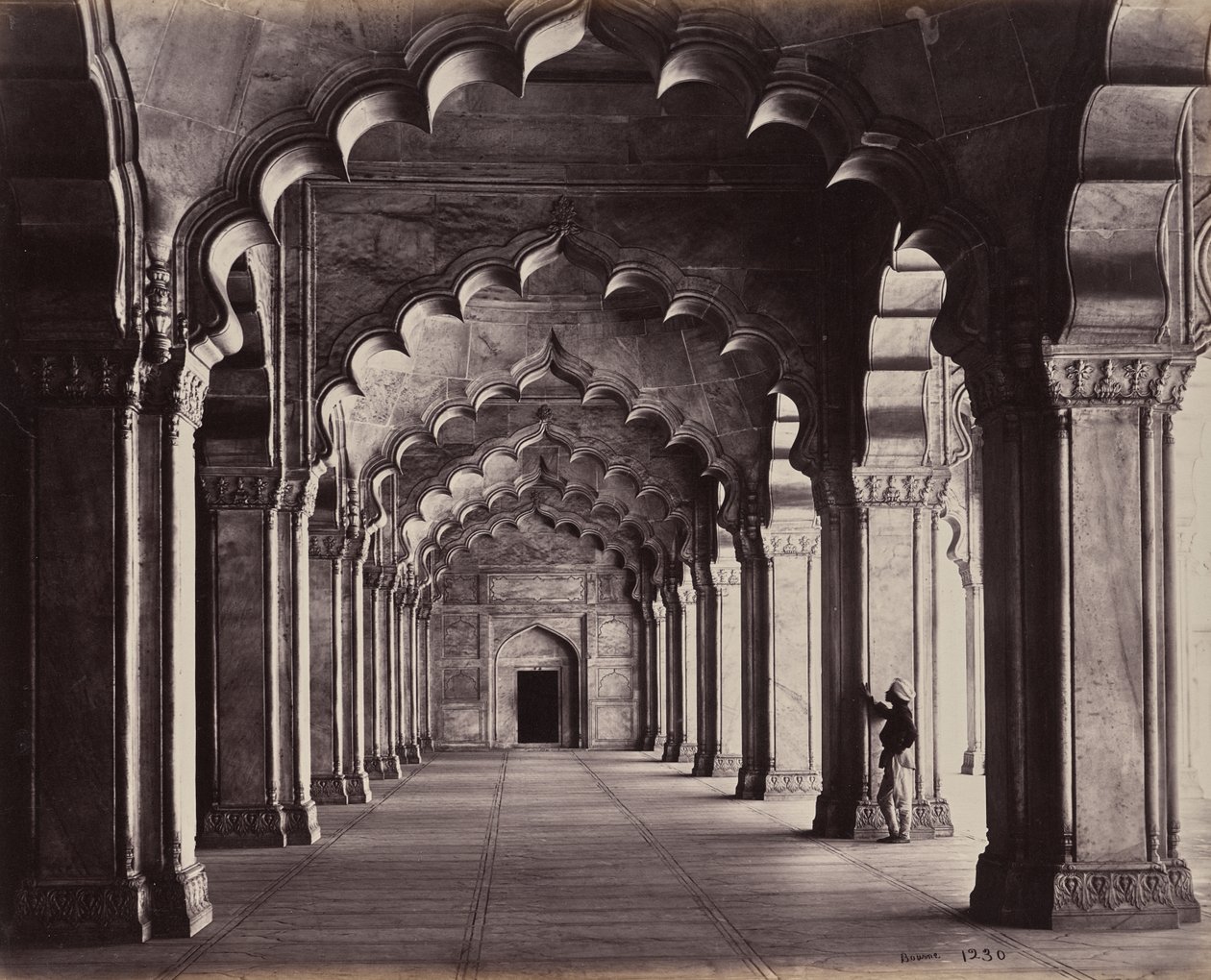 Agra. Moti Masjid, Perlová mešita. Pohled na celou boční loď od Samuel Bourne
