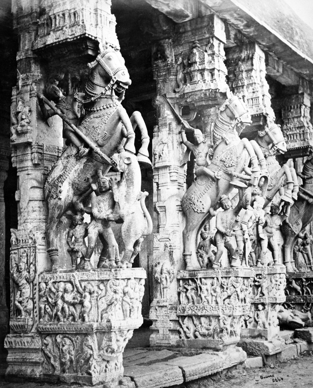 Vyřezávané koňské sloupy v chrámu Ranganatha, Srirangam, 1869 od Samuel Bourne