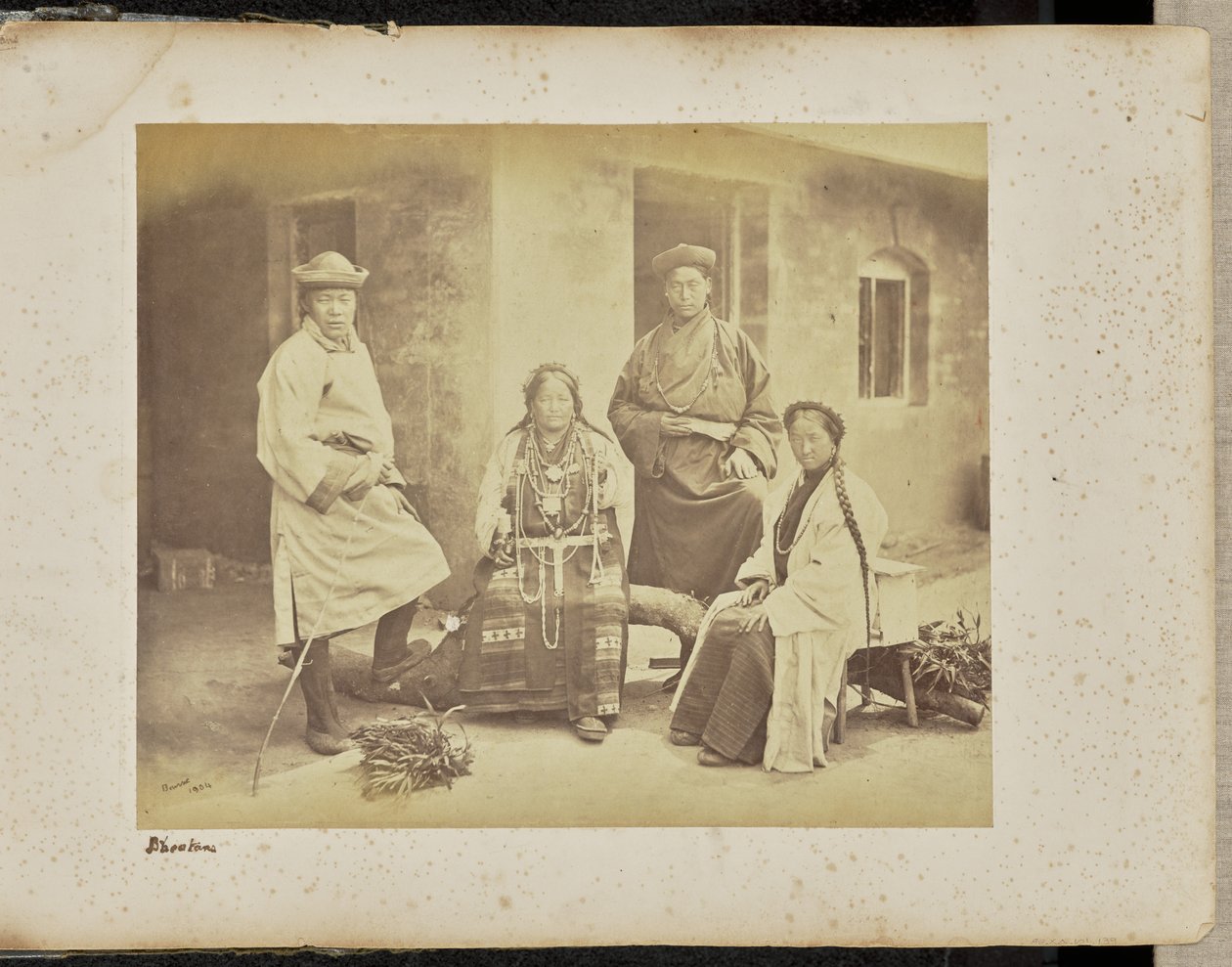 Darjeeling; skupina Bhutiů od Samuel Bourne