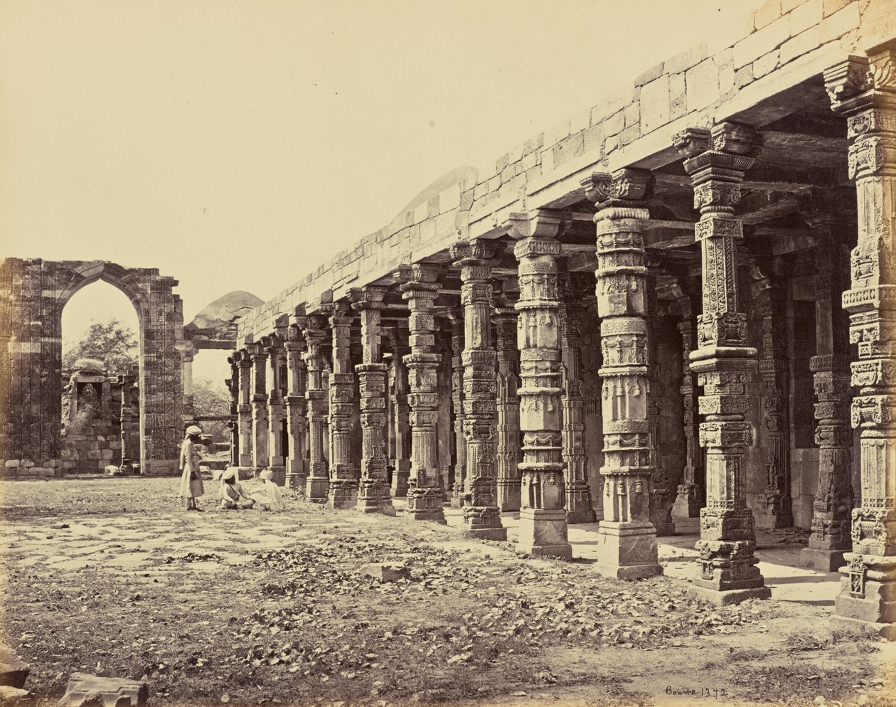 Dillí; Kolonáda hinduistických sloupů u Qutb Minar, severní strana od Samuel Bourne