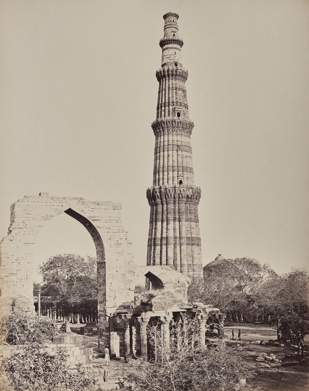Dillí. Kootub Minar neboli věž ve zničeném městě Staré Dillí od Samuel Bourne