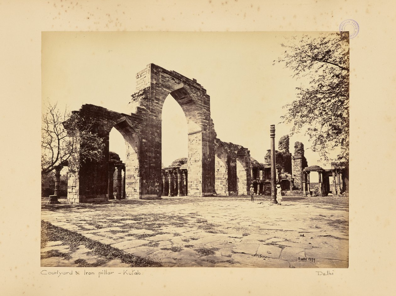 Dillí; Kutub Minar, celkový pohled na oblouky od Samuel Bourne