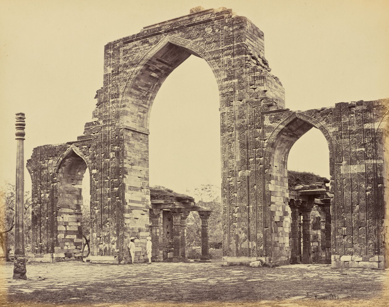 Dillí; Kutub Minar, Velký oblouk a Železný sloup od Samuel Bourne