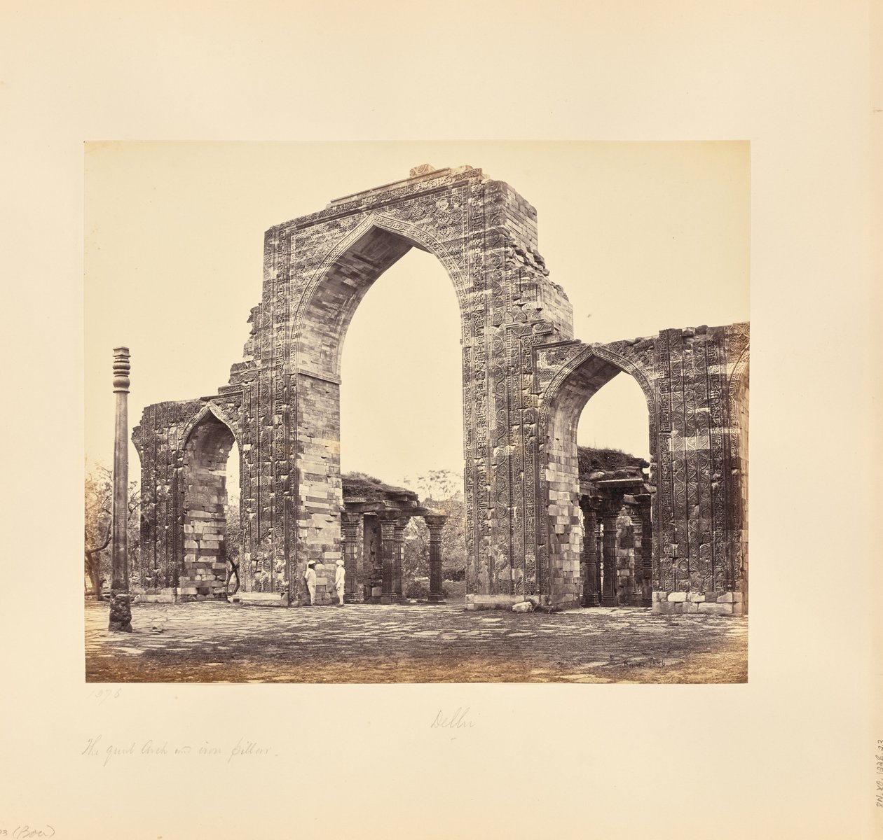 Dillí; Kutub Minar, Velký oblouk a železný sloup od Samuel Bourne