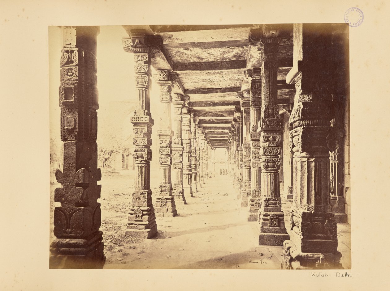 Dillí; Qutb Minar, pohled do interiéru severní kolonády od Samuel Bourne