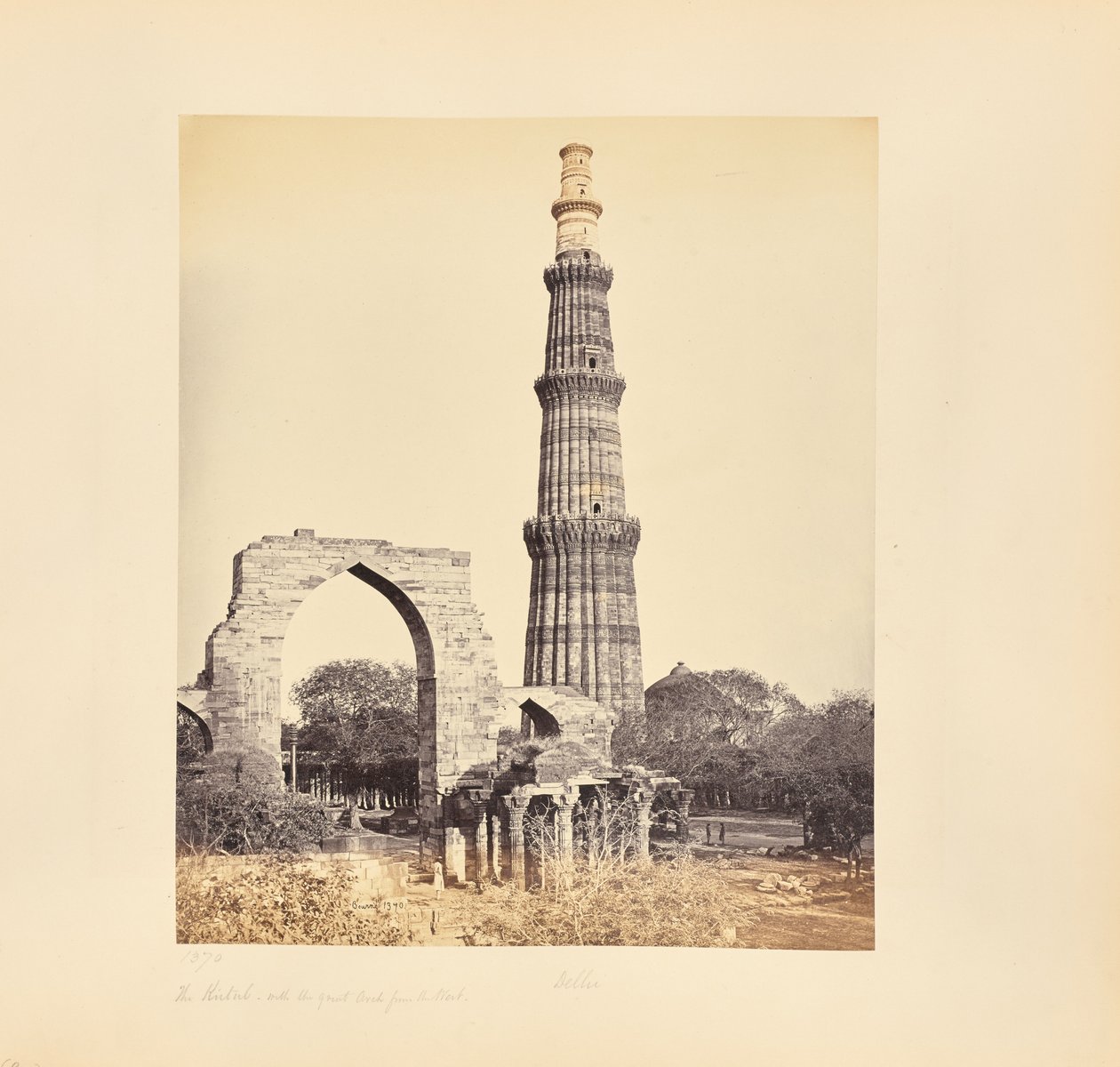 Dillí; Kutub Minar s Velkým obloukem od západu od Samuel Bourne