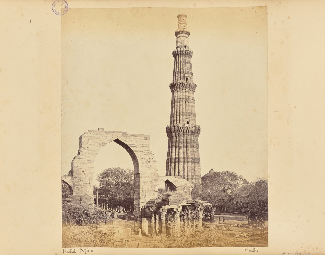 Dillí; Kutub Minar s Velkým obloukem, od západu od Samuel Bourne