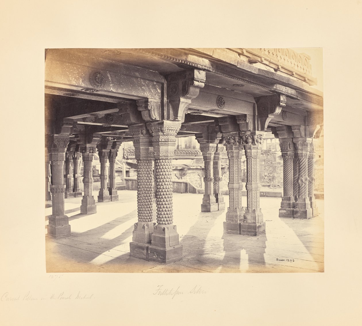 Fatehpur Sikri; vyřezávané sloupy v Panch Mahal od Samuel Bourne