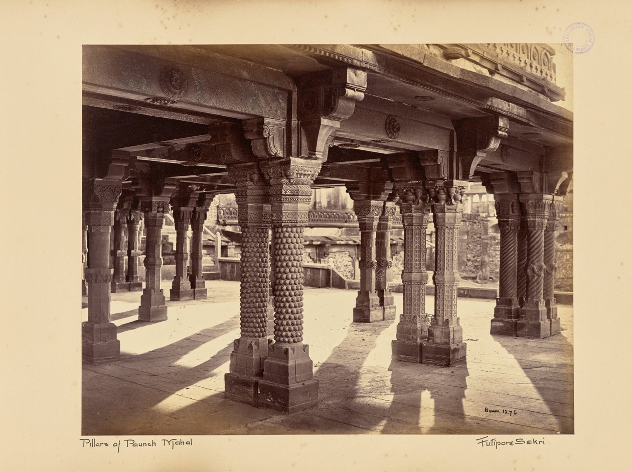 Fatehpur Sikri; vyřezávané sloupy v Panch Mahalu od Samuel Bourne