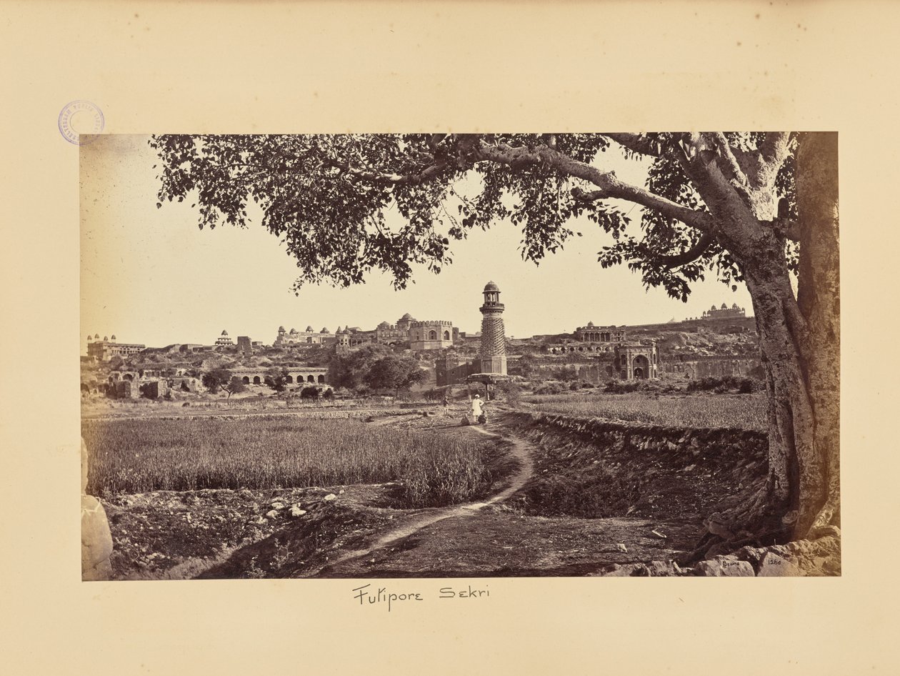 Fatehpur Sikri; celkový pohled na ruiny (západní strana), od úpatí kopce od Samuel Bourne