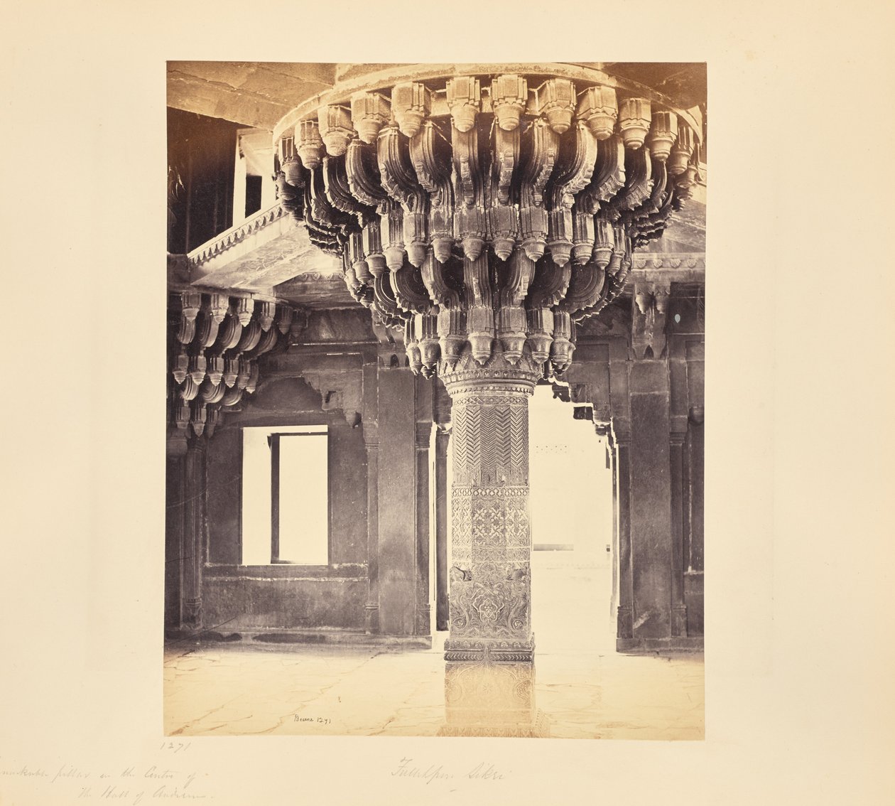 Fatehpur Sikri; pozoruhodný sloup uprostřed Diwan-i-Khas neboli audienční síně od Samuel Bourne