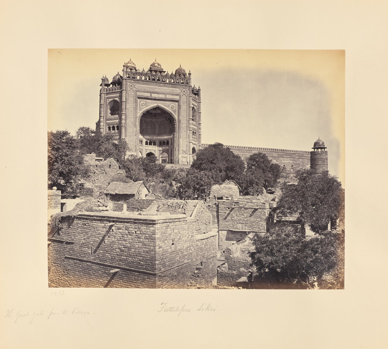 Fatehpur Sikri; Velká brána, z vesnice od Samuel Bourne