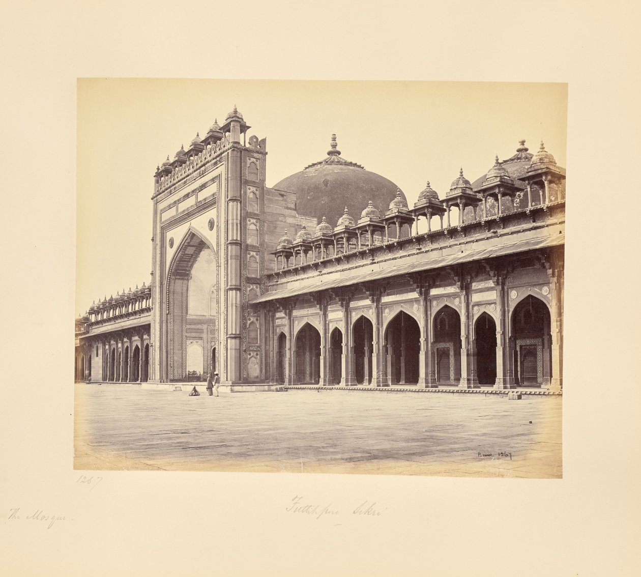 Fatehpur Sikri; mešita na západní straně čtyřúhelníku od Samuel Bourne