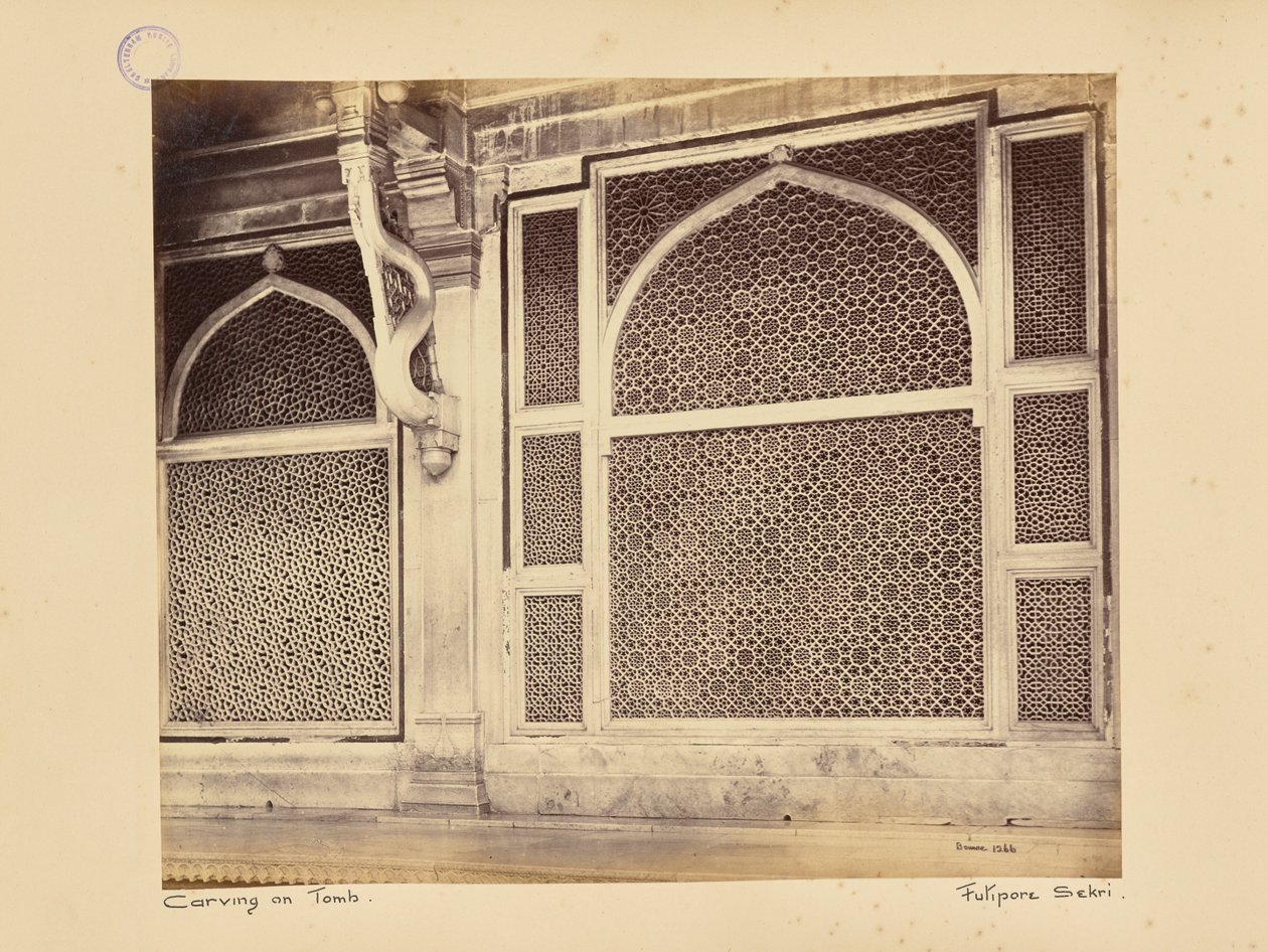 Fatehpur Sikri; dvě z mramorových zástěn v hrobce šejka Selima Chishtiho od Samuel Bourne