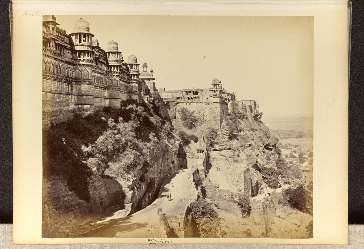 Gwalior; pevnost, palác a hlavní vstup od Samuel Bourne