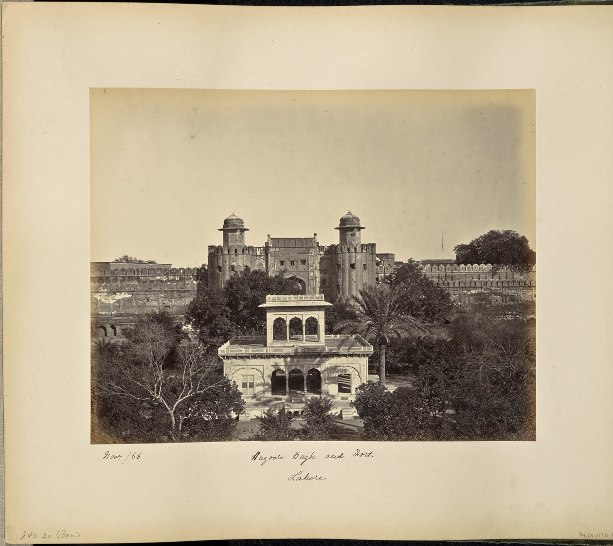 Láhaur; Huzoori Bagh a pevnost od Samuel Bourne