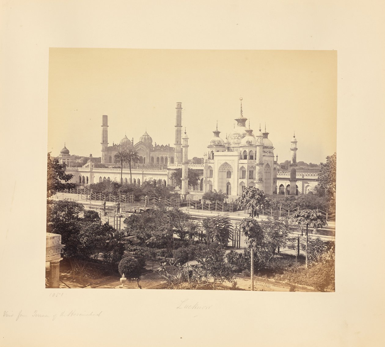 Lucknow; pohled z terasy Hooseinabad Imambara od Samuel Bourne