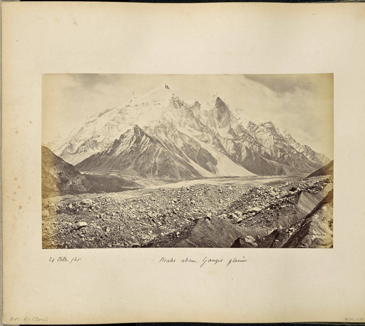 Řada zasněžených vrcholů nad ledovcem Gangotri od Samuel Bourne