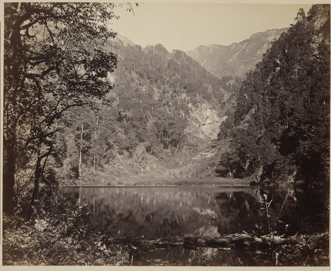 Malé jezero v horách od Samuel Bourne