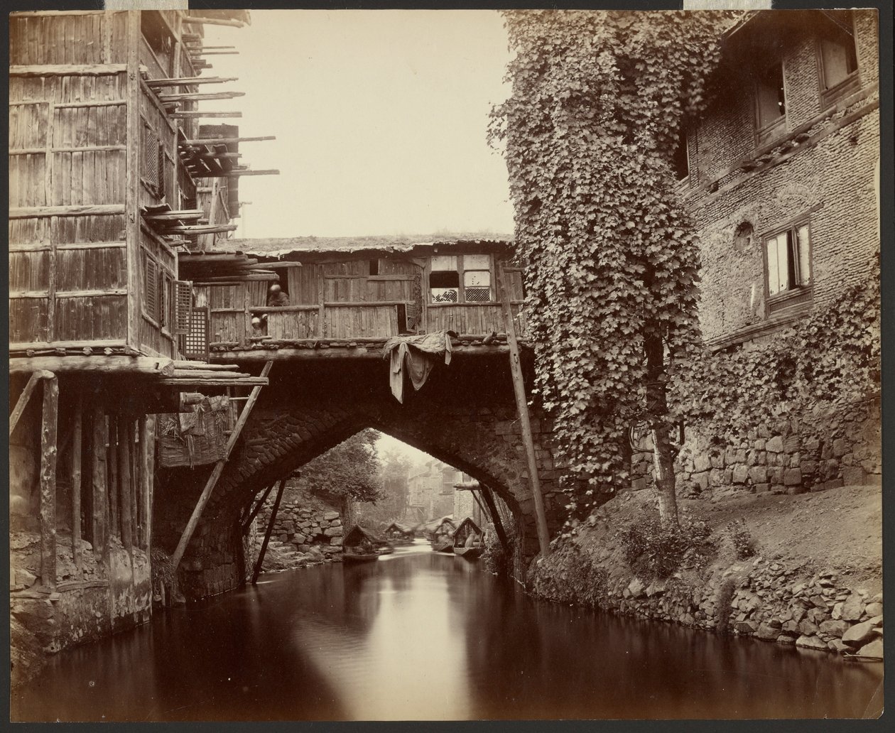 Srinagar; most přes kanál Marqual od Samuel Bourne