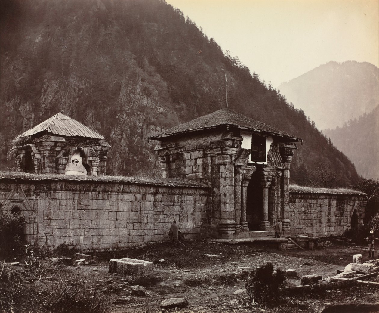 Chrám v Naveshera, Kašmír, Indie, 1864. od Samuel Bourne