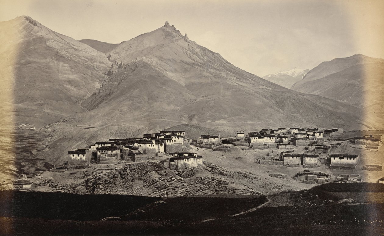 Vesnice Kibber ve Spiti s Chikkimem v dálce od Samuel Bourne